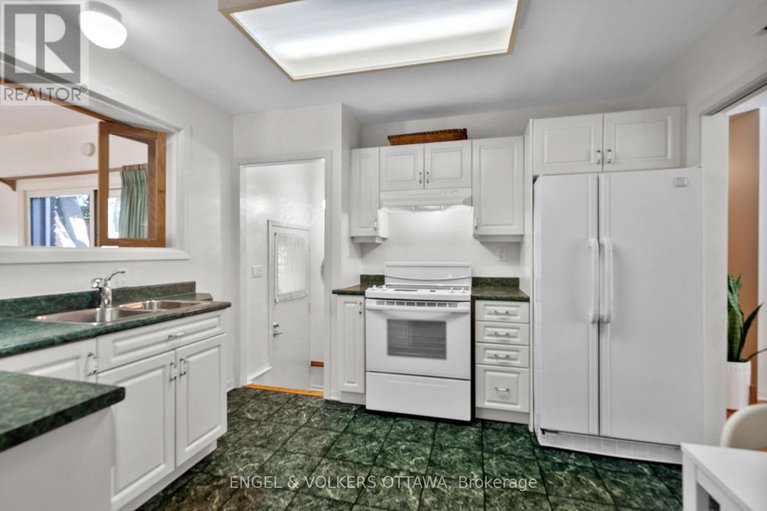 28881407/609-blanchard-crescent/mooneys-bayrevelstoke/ottawa/ontario/K1V7B7_10