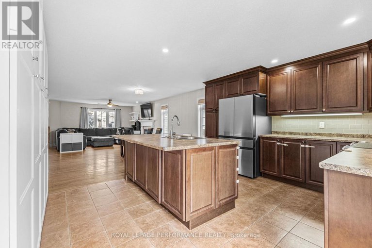 28461839/7-settlement-lane/village-of-russell/russell/ontario/K4R0A4_15