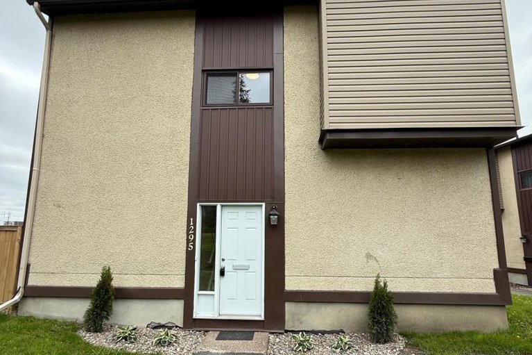 28397322/1295-bethamy-lane/beacon-hill-south/ottawa/ontario/K1J8P3_1