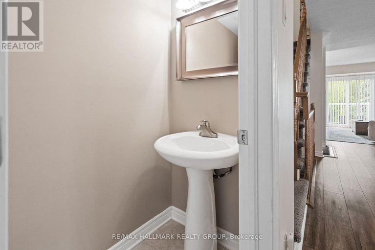 28457131/1340-guthrie-street/leslie-park/ottawa/ontario/K2H1G8_17