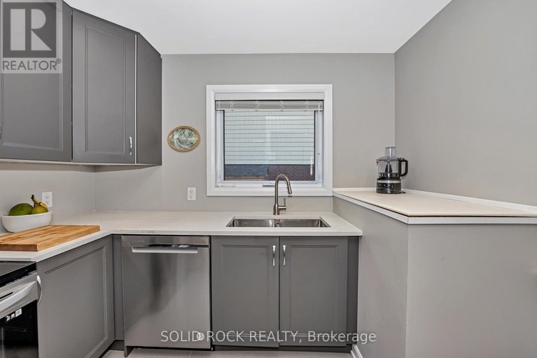 28414092/1229-erindale-drive/copeland-park/ottawa/ontario/K2C2G2_11