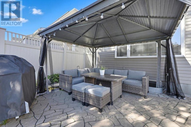 29381596/1110-luesby-crescent/fallingbrookgardenway-south/ottawa/ontario/K4A4X7_44