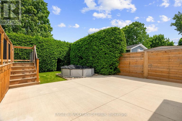 28479228/20-assiniboine-drive/borden-farmstewart-farmcarleton-heightsparkwood-hills/ottawa/ontario/K2E5R7_39
