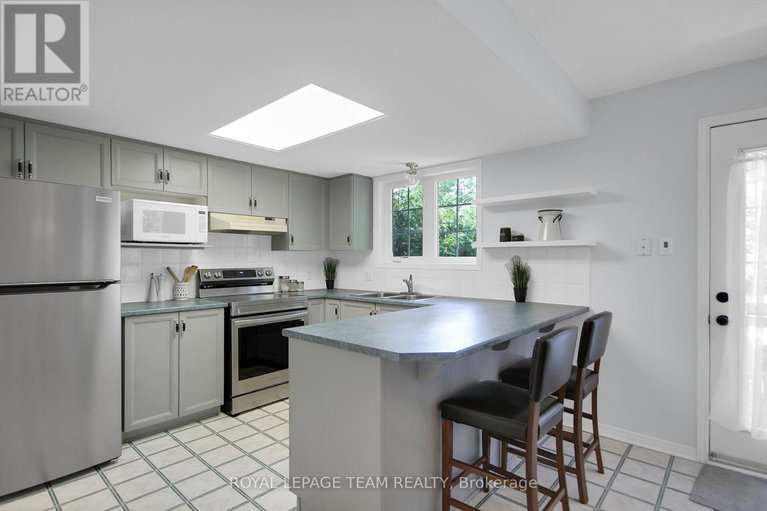 28617518/16-riverbank-court/stittsville-central/ottawa/ontario/K2S1V7_8
