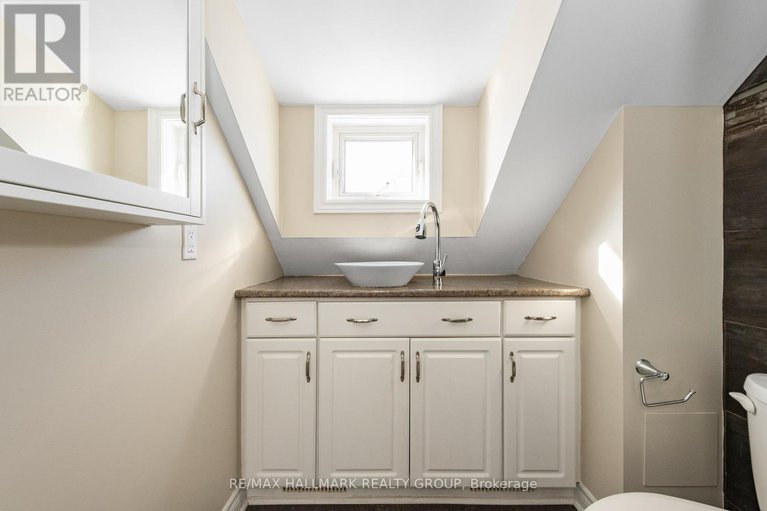 29381601/324-montfort-street/vanier/ottawa/ontario/K1L5N4_39