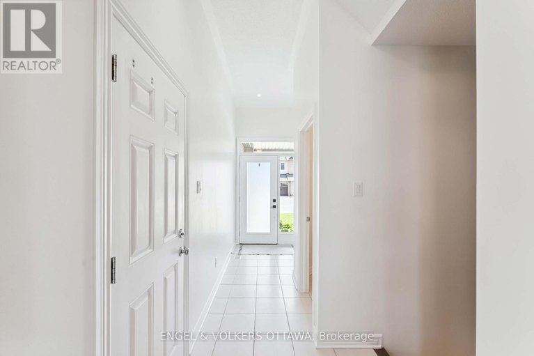 28594229/741-morningstar-way/mer-bleuebradley-estatesanderson-park/ottawa/ontario/K1W0G6_2