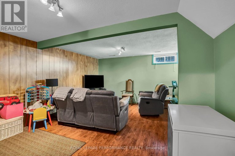 28226531/1752-lafrance-drive/queenswood-heights-south/ottawa/ontario/K1E2H2_26