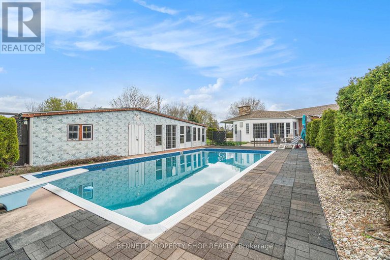 28309432/39-front-street-e/alexandria/north-glengarry/ontario/K0C1A0_9
