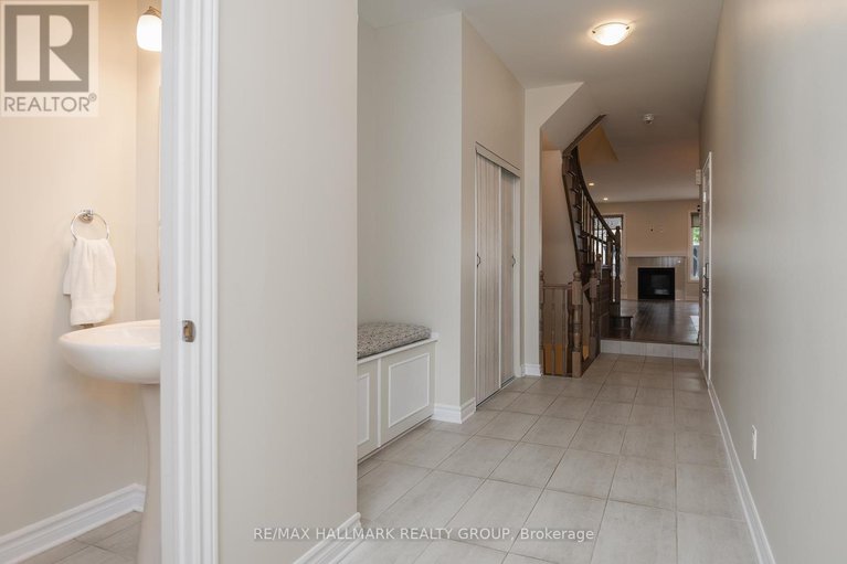 28443105/208-sittelle-private/fallingbrookgardenway-south/ottawa/ontario/K4A1G1_4