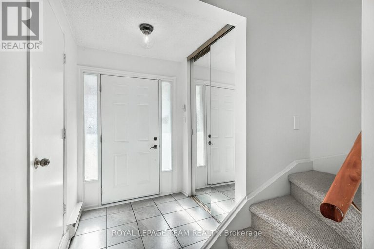 28827776/9-moorside-private/carleton-heights/ottawa/ontario/K2C3P4_28