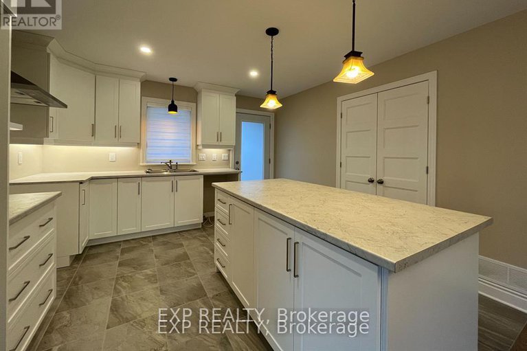 28364468/53-craig-street/village-of-russell/russell/ontario/K4R1A6_4