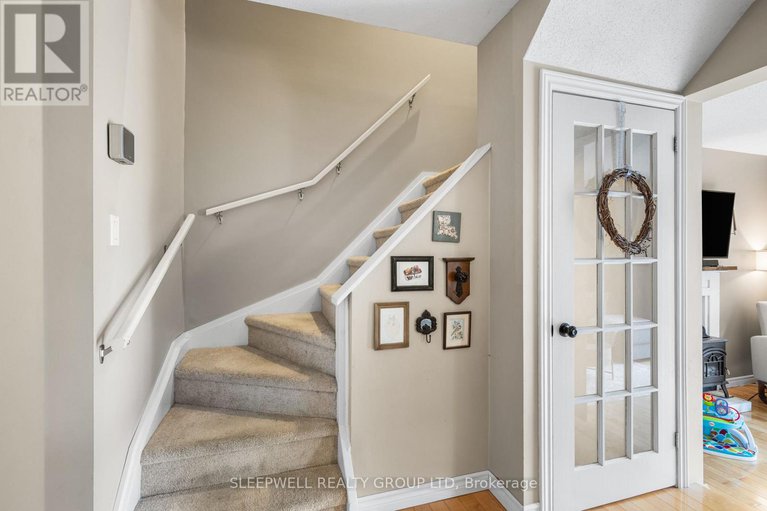 28378169/82-28-barrow-crescent/katimavik/ottawa/ontario/K2L2K1_23