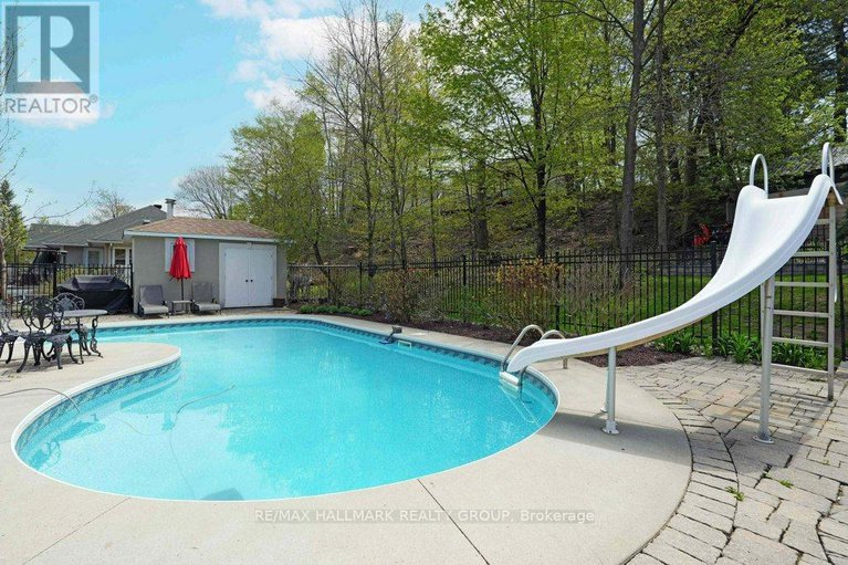 28498840/2680-pierrette-drive/cumberland-estates/ottawa/ontario/K4C1B6_40