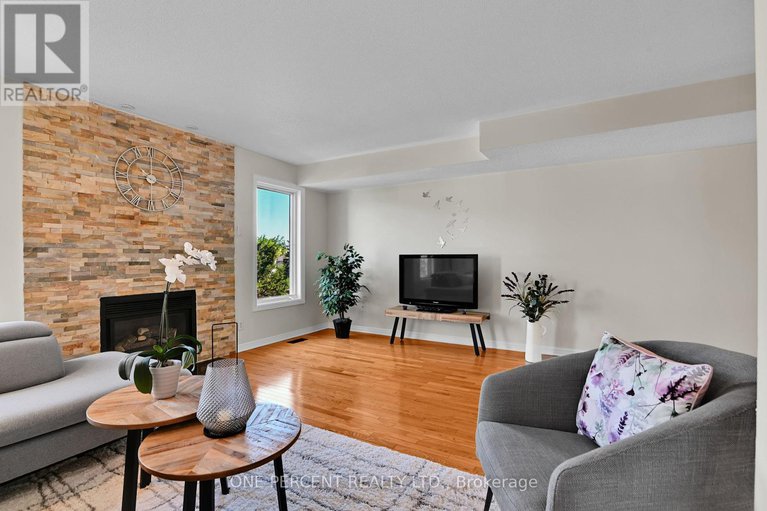 28463418/2572-alanis-private/emerald-woodssawmill-creek/ottawa/ontario/K1T4A1_14