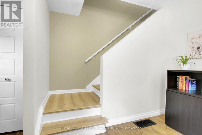 28622582/786-cummings-avenue/castle-heightsrideau-high/ottawa/ontario/K1K2L2_18