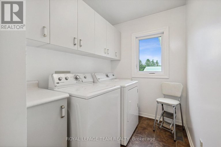 28816366/8665-russell-road/sarsfieldbearbrook/ottawa/ontario/K4B0J7_15