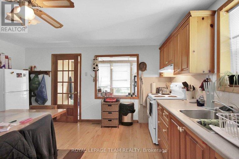 28588730/1429-balmoral-drive-n/cedardale/ottawa/ontario/K1V1H2_5
