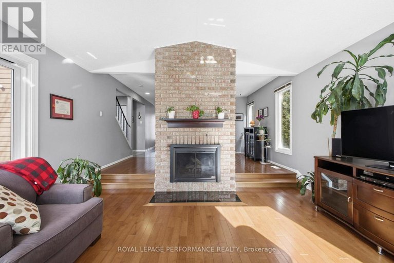 29516247/1089-st-emmanuel-terrace/convent-glen-north/ottawa/ontario/K1C2J6_13