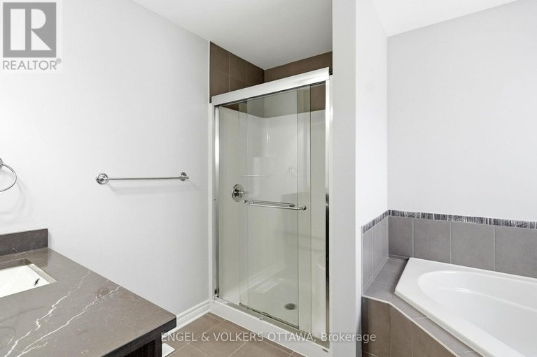 29565291/476-barrick-hill-road/emerald-meadowstrailwest/ottawa/ontario/K2M0H8_10