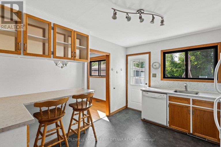 28793444/1788-ernest-avenue/mckellar-heights/ottawa/ontario/K2A1M1_17