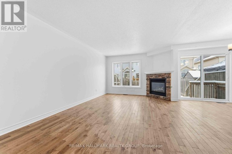 29099475/123-silvermoon-crescent/avalon-east/ottawa/ontario/K4A0P5_20