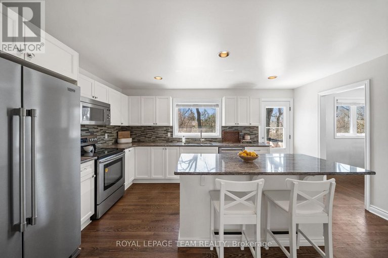 29662384/1081-boucher-crescent/manotick-south-to-roger-stevens/ottawa/ontario/K4M1B3_14