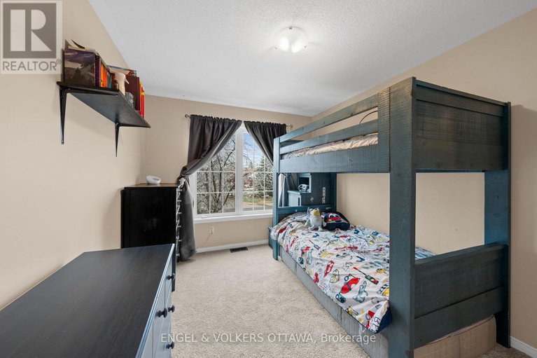 29142168/526-meadowbreeze-drive/emerald-meadowstrailwest/ottawa/ontario/K2M2T4_24