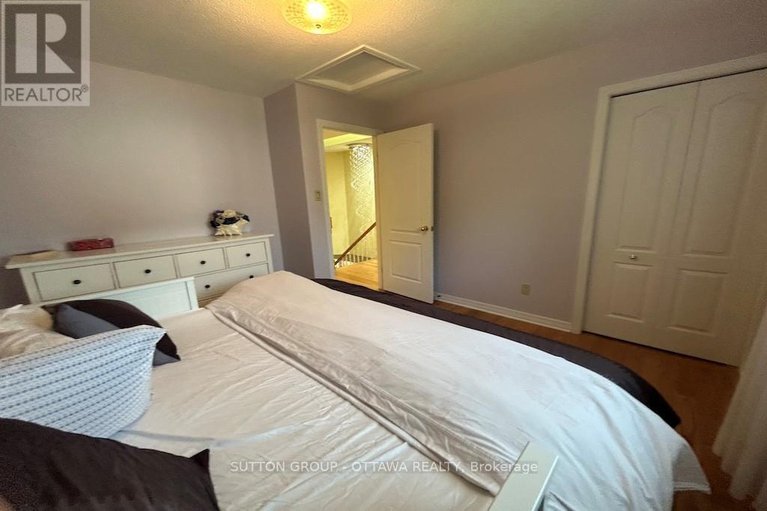 28486818/32-cellini-court-w/hunt-club-park/ottawa/ontario/K1G5K3_33