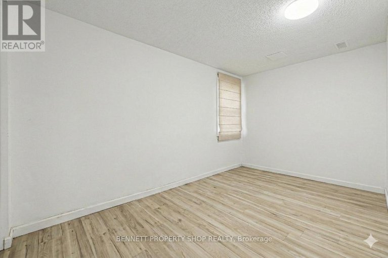 29427976/1112-cobden-road/parkway-park/ottawa/ontario/K2C2Z2_12