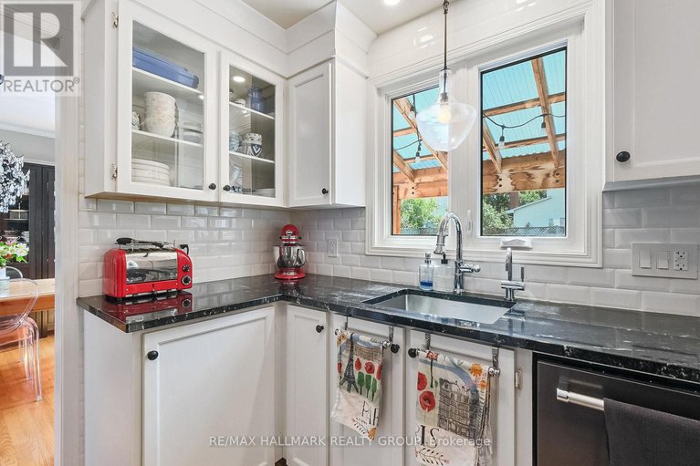 28610076/1352-baden-avenue/emerald-woodssawmill-creek/ottawa/ontario/K1T1V7_12