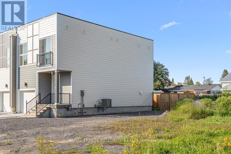28970787/a-875-contour-street/mer-bleuebradley-estatesanderson-park/ottawa/ontario/K1W0G6_37