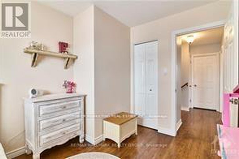 29244921/841-balsam-drive/chatelaine-village/ottawa/ontario/K1E1B8_14