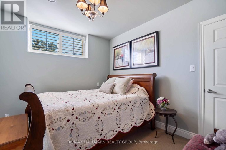 29476165/137-goodman-drive/kanata-north-west/ottawa/ontario/K2W1C7_35