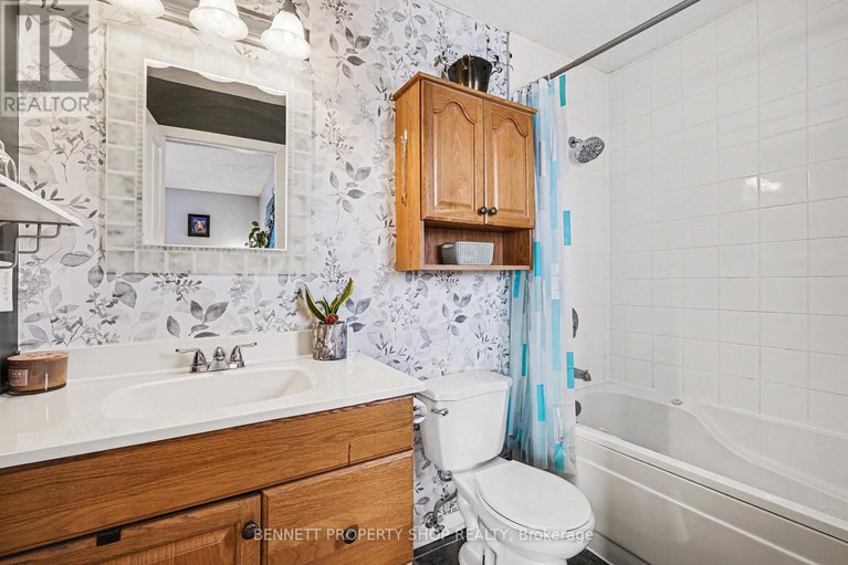 29423087/4-bartley-crescent/on-the-green/ottawa/ontario/K2J2J7_14