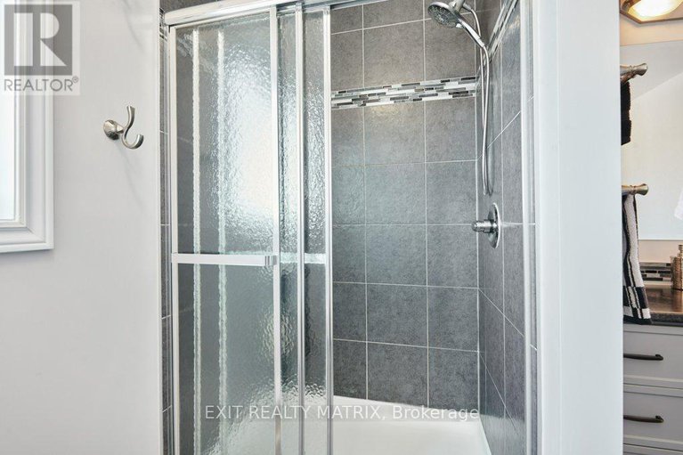 29329751/106-cobblestone-drive/village-of-russell/russell/ontario/K4R0B2_20