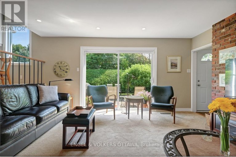 28812016/15-dickson-street/bruce-farmgraham-parkqualicumbellands/ottawa/ontario/K2H7H6_23