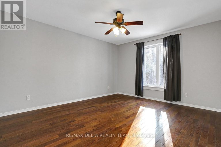 29424744/1662-hunters-run-drive-w/chapel-hill/ottawa/ontario/K1C2H3_36