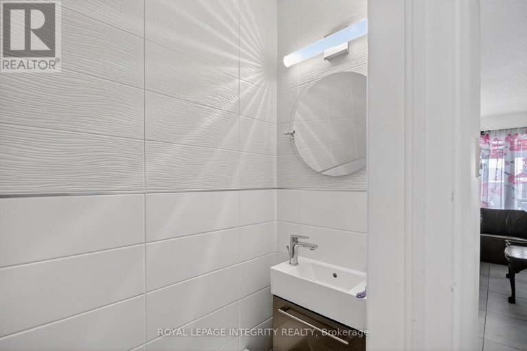 29484455/2092-legrand-crescent/queenswood-heights-south/ottawa/ontario/K1E3T6_20