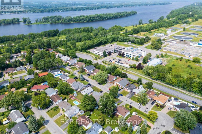 28574220/2209-fillmore-crescent/beacon-hill-north/ottawa/ontario/K1J6A1_31