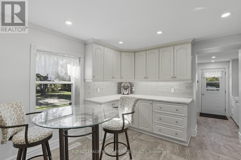 29482695/8-john-street/lorignal/champlain/ontario/K0B1K0_16