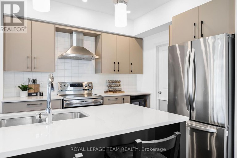 28517171/393-cornice-st-street/mer-bleuebradley-estatesanderson-park/ottawa/ontario/K1W0P6_6