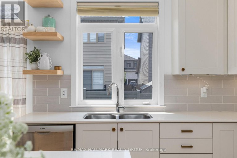 28477772/258-fountainhead-drive/mer-bleuebradley-estatesanderson-park/ottawa/ontario/K1W0H4_14