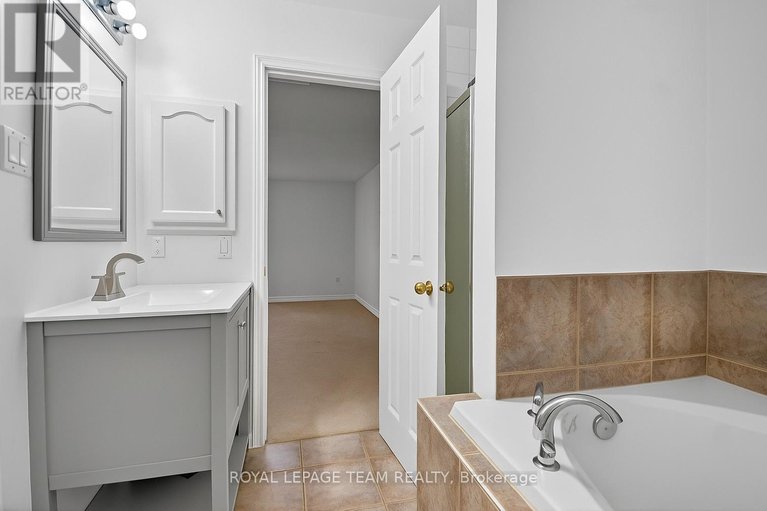 29224353/114-wharhol-private/westcliffe-estates/ottawa/ontario/K2H1G6_20