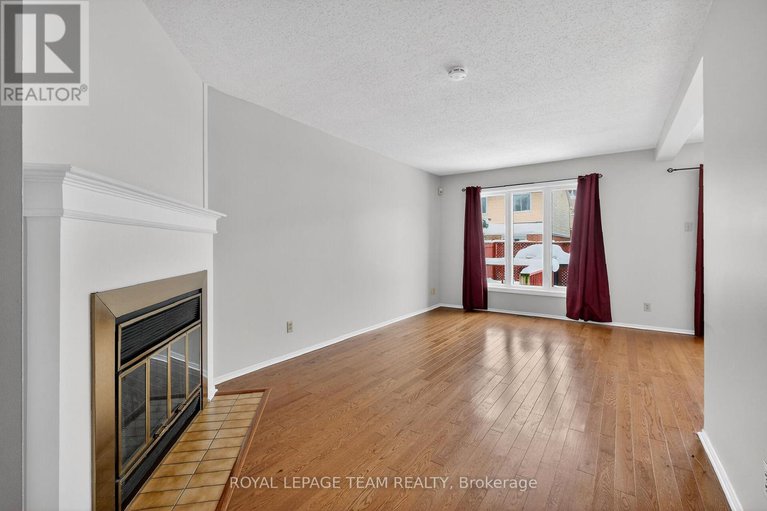 29325603/42-oakhaven-private-s/overbrookcastle-heights/ottawa/ontario/K1K4K1_6