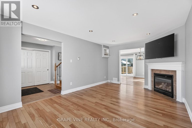 29427195/84-settlement-lane/village-of-russell/russell/ontario/K4R0A4_9