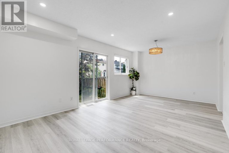 28601739/1416-caravel-crescent/bilberry-creekqueenswood-heights/ottawa/ontario/K1E3X4_11