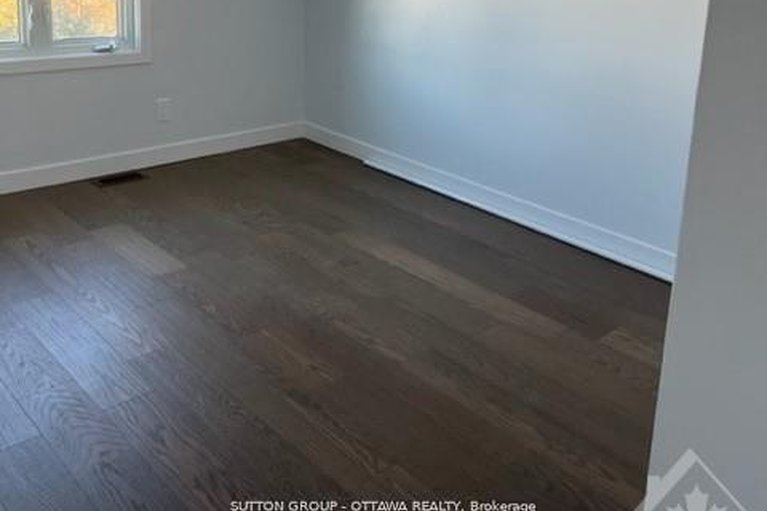 29504345/178-mcclellan-road/sheahan-estatestrend-village/ottawa/ontario/K2H5W1_15