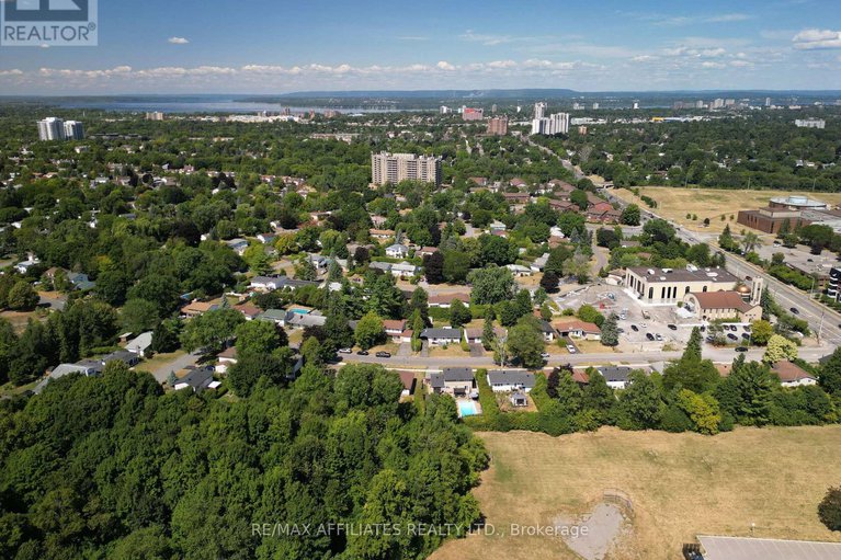 28771604/17-canfield-road/sheahan-estatestrend-village/ottawa/ontario/K2H5S7_35