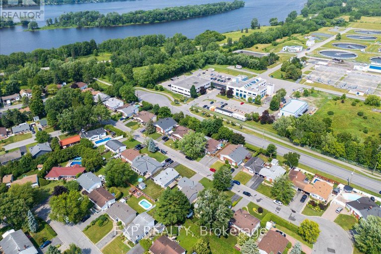 28574220/2209-fillmore-crescent/beacon-hill-north/ottawa/ontario/K1J6A1_30