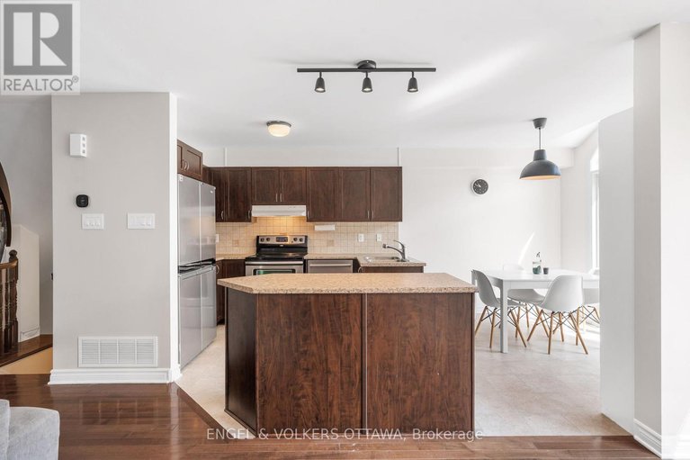 28731847/541-langelier-avenue/mer-bleuebradley-estatesanderson-park/ottawa/ontario/K1W0E7_13
